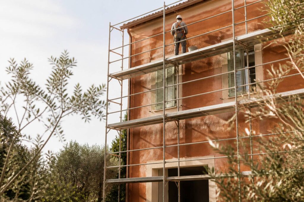 Échafaudage monté contre la façade d'une maison en rénovation